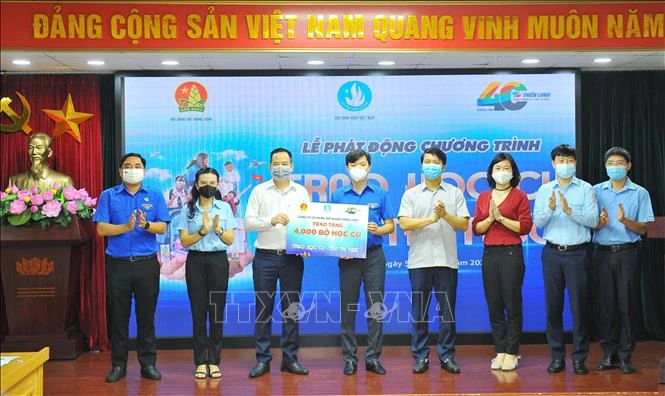 Trưởng Ban Thanh niên trường học Trung ương Đoàn, Phó Chủ tịch thường trực Trung ương Hội Sinh viên Việt Nam Nguyễn Minh Triết tiếp nhận 4000 bộ học cụ từ Công ty cổ phần Tập đoàn Thiên Long. Ảnh: Minh Đức – TTXVN