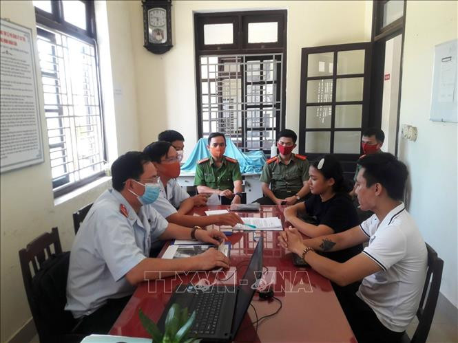 Cơ quan chức năng làm việc với chủ tài khoản mạng xã hội Facebook “Vương Huyền Túi”. Ảnh: Mai Trang - TTXVN