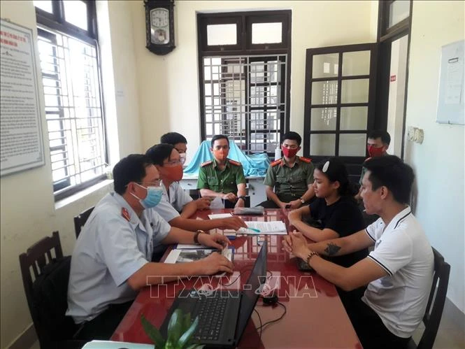 Cơ quan chức năng làm việc với chủ tài khoản mạng xã hội Facebook “Vương Huyền Túi”. Ảnh: Mai Trang - TTXVN