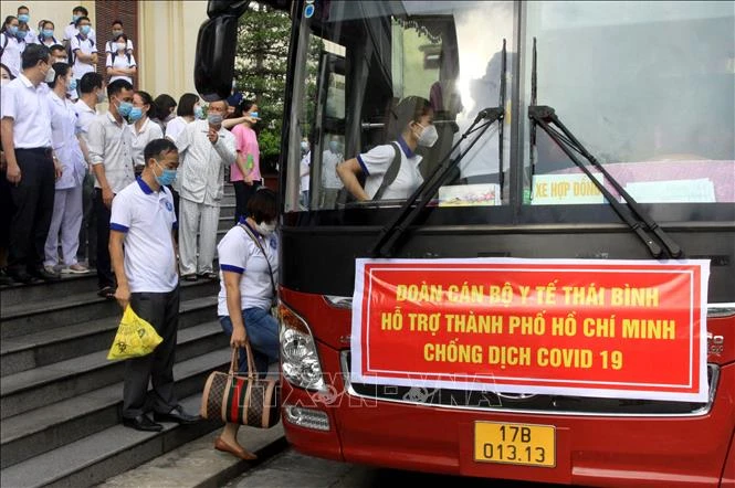 Đoàn cán bộ y tế, giảng viên và sinh viên tỉnh Thái Bình lên đường hỗ trợ Thành phố Hồ Chí Minh chống dịch. Ảnh: Thế Duyệt – TTXVN