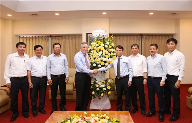 Chánh án Tòa án nhân dân tối cao Nguyễn Hòa Bình chúc mừng Thông tấn xã Việt Nam. Ảnh: Lâm Khánh - TTXVN