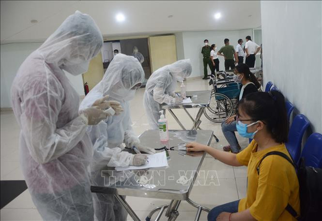 Điều tra lí lịch dịch tễ của bệnh nhân khi mới nhập viện. Ảnh: Văn Dũng - TTXVN