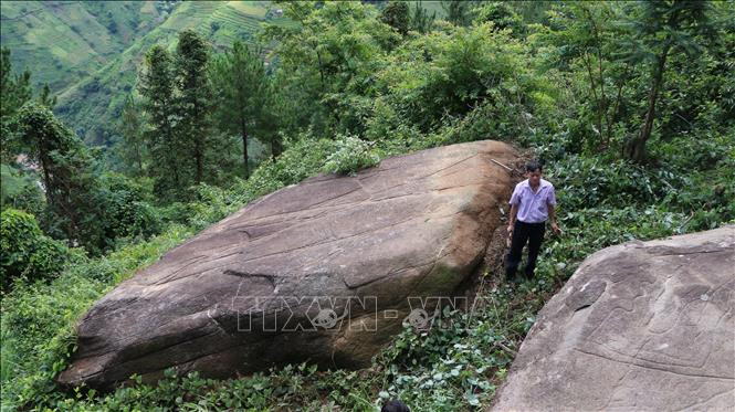 Khối đá sa thạch được khắc về đề tài Ruộng bậc thang. Ảnh: TTXVN phát