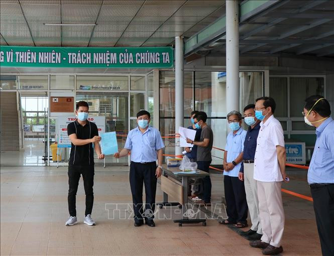 Hai bệnh nhân thứ 717 và 719 mắc COVID-19 xuất viện. Ảnh: Trần Tĩnh - TTXVN