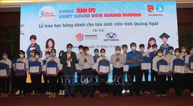 Trao học bổng cho các tân sinh viên có hoàn cảnh khó khăn. Ảnh: Đinh Hương – TTXVN 