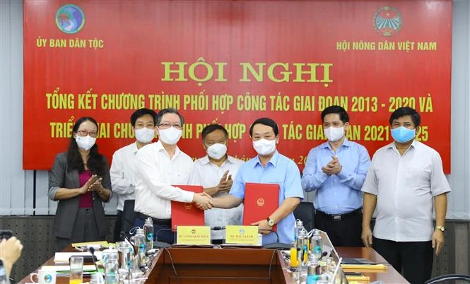Bộ trưởng, Chủ nhiệm Ủy ban Dân tộc Hầu A Lềnh và Chủ tịch Hội Nông dân Việt Nam Lương Quốc Đoàn ký kết phối hợp công tác. Ảnh: Nguyễn Điệp - TTXVN 