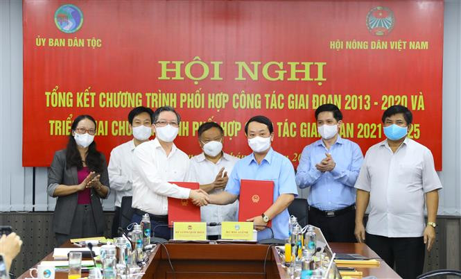 Bộ trưởng, Chủ nhiệm Ủy ban Dân tộc Hầu A Lềnh và Chủ tịch Hội Nông dân Việt Nam Lương Quốc Đoàn ký kết phối hợp công tác. Ảnh: Nguyễn Điệp - TTXVN 