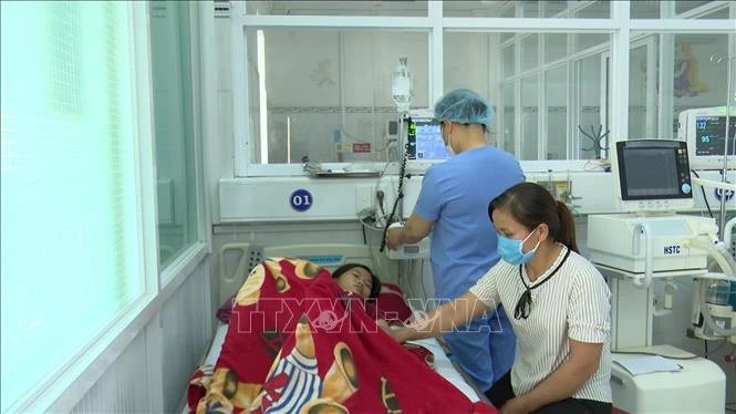 Bệnh nhân đang được điều trị sốt xuất huyết tại Bệnh viện Nhi Gia Lai. Ảnh: TTXVN phát 