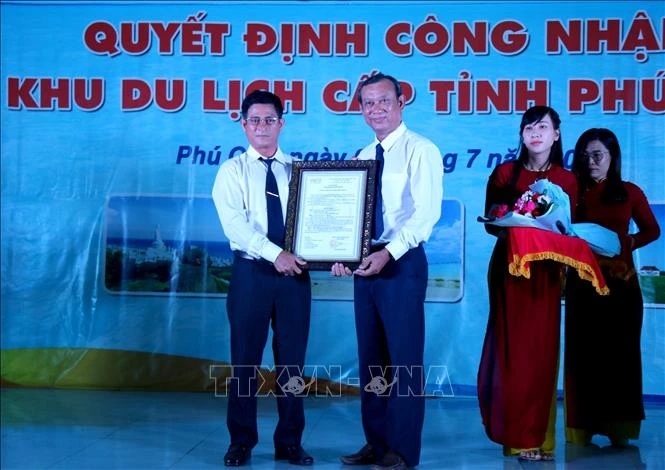 Trao Quyết định công nhận Phú Quý là khu du lịch cấp tỉnh của Bình Thuận. Ảnh: Nguyễn Thanh - TTXVN