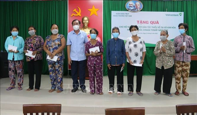 Ông Lê Thanh Bình, Phó Chủ tịch UBND tỉnh Trà Vinh trao quà cho hộ nghèo xã Kim Hòa, huyện Cầu Ngang. Ảnh: Thanh Hòa - TTXVN 