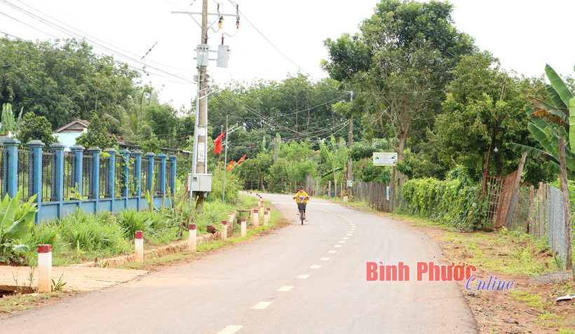 Đường vào ấp Điện Ảnh, xã Phước Thiện, huyện Bù Đốp khang trang, sạch đẹp - thành quả của chương trình xây dựng nông thôn mới. Ảnh: baobinhphuoc.com.vn
