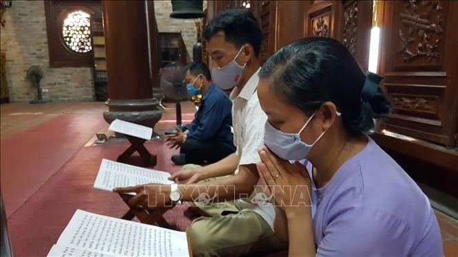 Thưa vắng người lễ chùa mùa Vu Lan năm 2020. Ảnh: Đinh Thuận - TTXVN