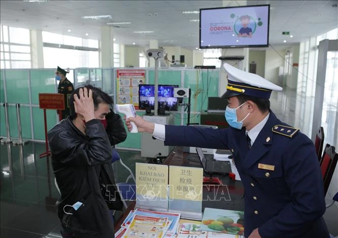 Lực lượng chức năng kiểm tra y tế các trường hợp vượt biên trái phép về Việt Nam tại cửa khẩu Ma Lù Thàng, huyện Phong Thổ, tỉnh Lai Châu. Ảnh: Quý Trung 