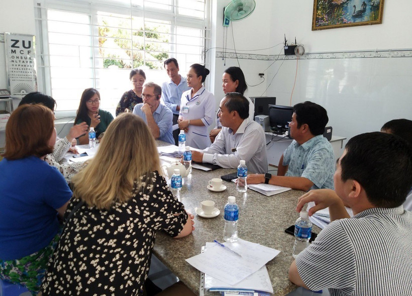 Đoàn công tác của Ngân hàng Thế giới và Ban quản lý Dự án Trung ương kiểm tra thực tế tại Trạm Y tế xã Xuân Hải, huyện Ninh Hải. Ảnh: Công Thử - TTXVN 