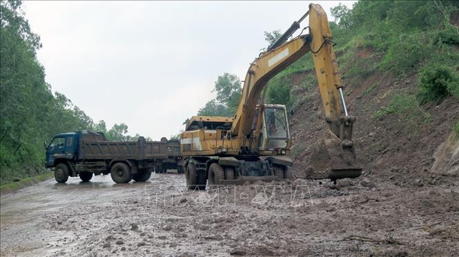 Khắc phục các điểm sạt lở mái ta luy dương trên tuyến ĐT 643 từ quốc lộ 1 đi các huyện Tuy An, Đồng Xuân và Sơn Hòa (Phú Yên). Ảnh: Xuân Triệu - TTXVN 