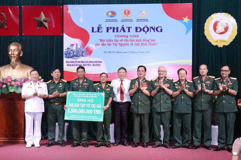 Đại diện Công ty cổ phần Tập đoàn Vận tải Sài Gòn và những người bạn trao bảng tượng trưng ủng hộ 348.838 cuốn vở, trị giá 1,5 tỷ đồng, cho chương trình. Ảnh: Xuân Khu-TTXVN