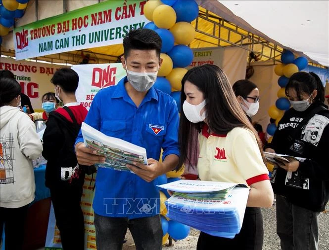 Học sinh THPT tìm hiểu chương trình tuyển sinh của các trường cao đẳng, đại học. Ảnh: Hồng Đạt - TTXVN 
