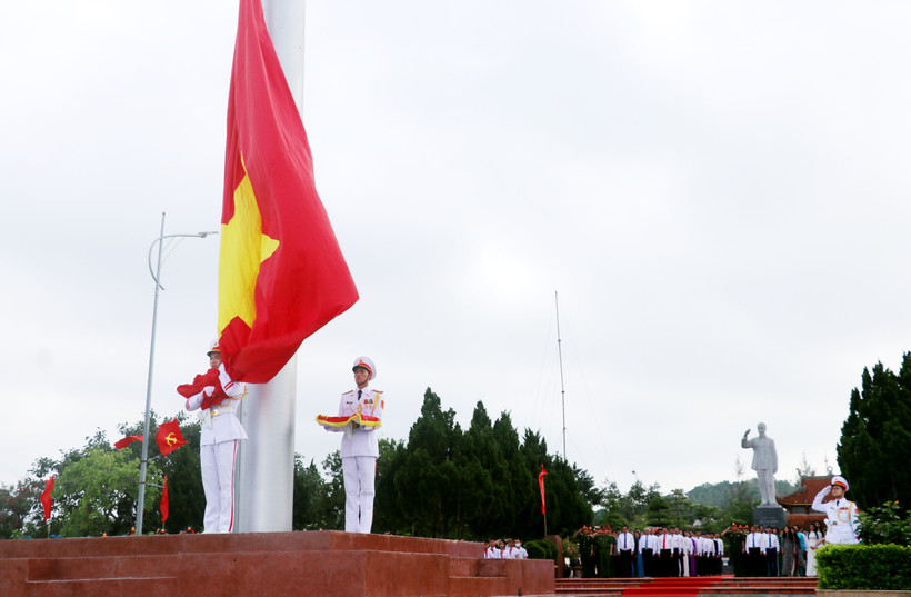 Lễ thượng cờ Tổ quốc đảo Cô Tô nhân kỷ niệm ngày Bác Hồ ra thăm