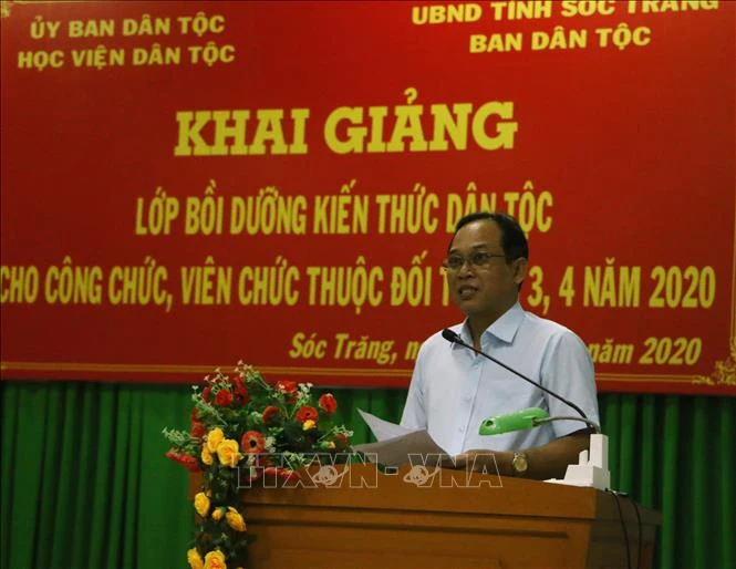 Ông Lâm Sách, Trưởng Ban dân tộc tỉnh Sóc Trăng, phát biểu tại lễ khai giảng. Ảnh: Chanh Đa - TTXVN 