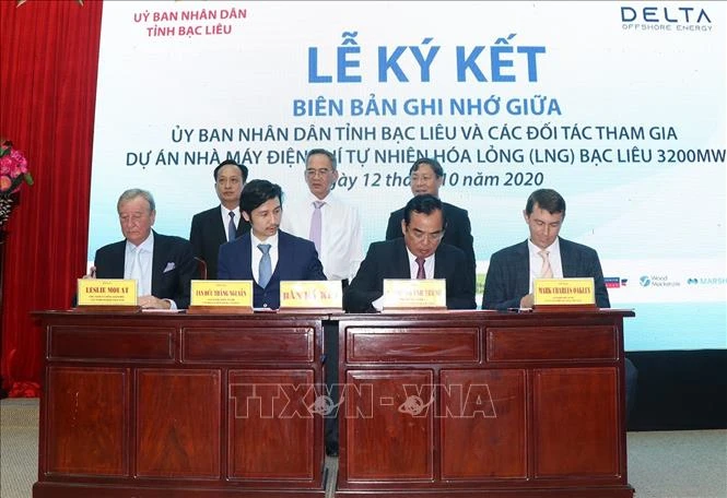 Đại diện UBND tỉnh và Chủ đầu tư thực hiện ký kết biên bản ghi nhớ. Ảnh: Huỳnh Sử- TTXVN