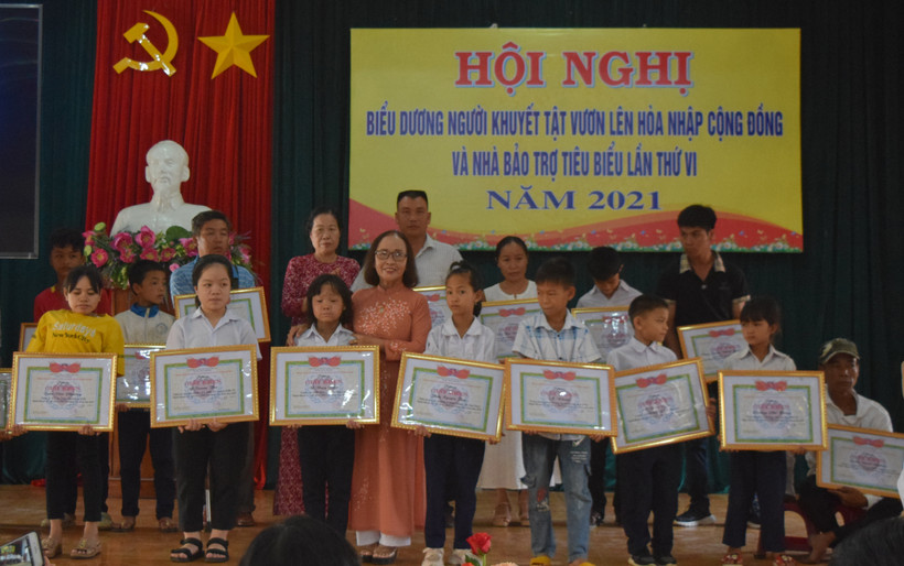 Tặng Giấy khen cho người khuyết tật tiêu biểu. Ảnh: baokontum.com.vn 