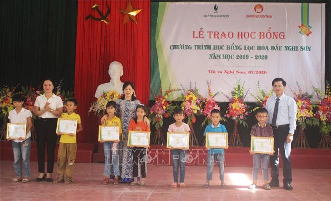 Mỗi học sinh sẽ được công ty hỗ trợ mức 5 triệu đồng/năm. Ảnh: Khiếu Tư-TTXVN 