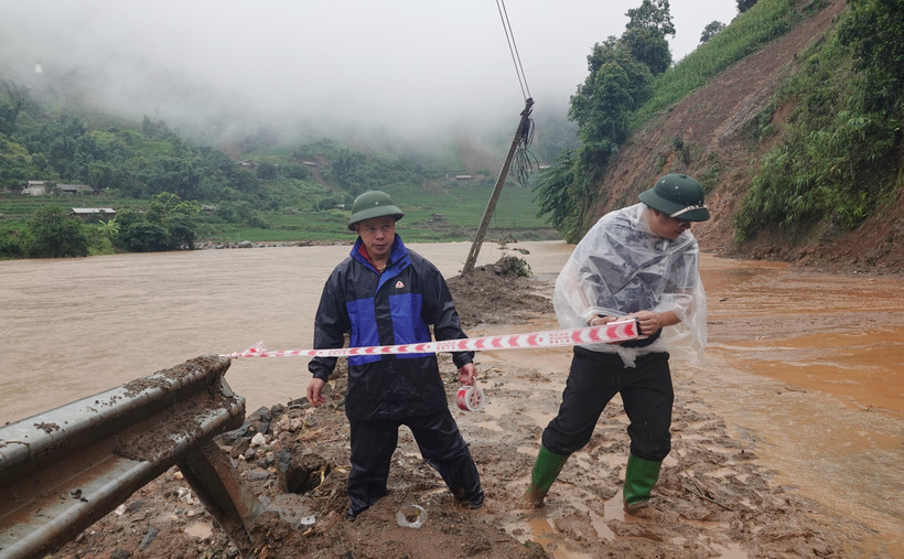 Ban quản lý đường bộ 1 cùng lực lượng chức năng huyện Mù Cang Chải căng dây cảnh báo và không cho người dân đi vào khu vực nguy hiểm. Ảnh: Tuấn Anh - TTXVN