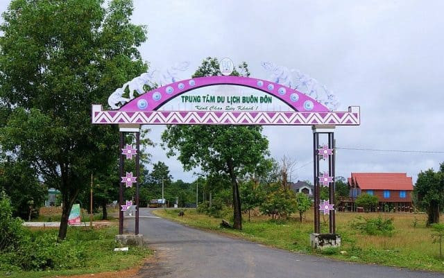 Cổng vào điểm du lịch Buôn Đôn nổi tiếng. Ảnh : .vntrip.vn 
