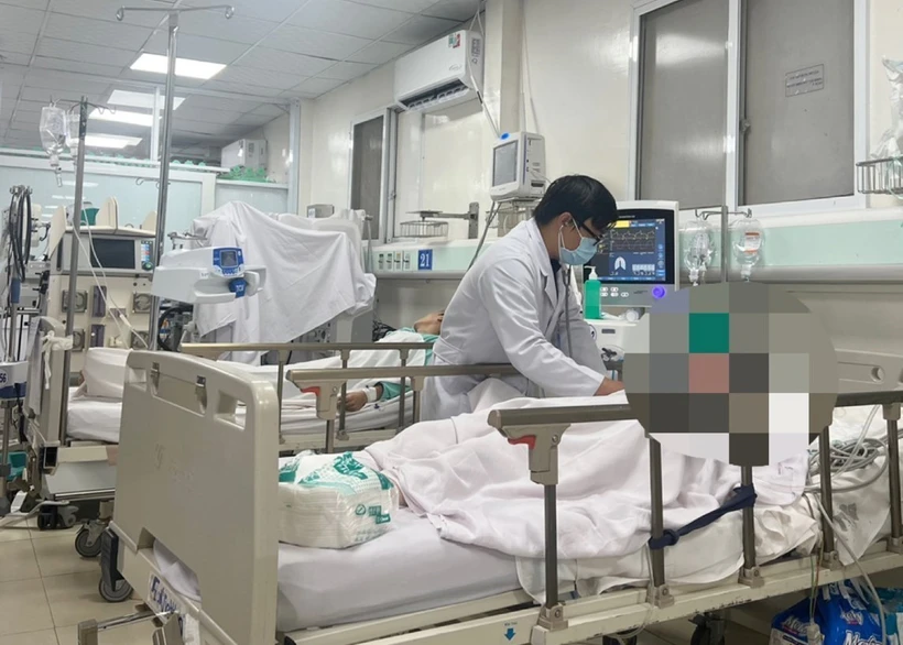 Các bác sĩ Bệnh viện Nhân dân Gia Định cấp cứu cho các trường hợp ngộ độc rượu. Ảnh: TTXVN phát 