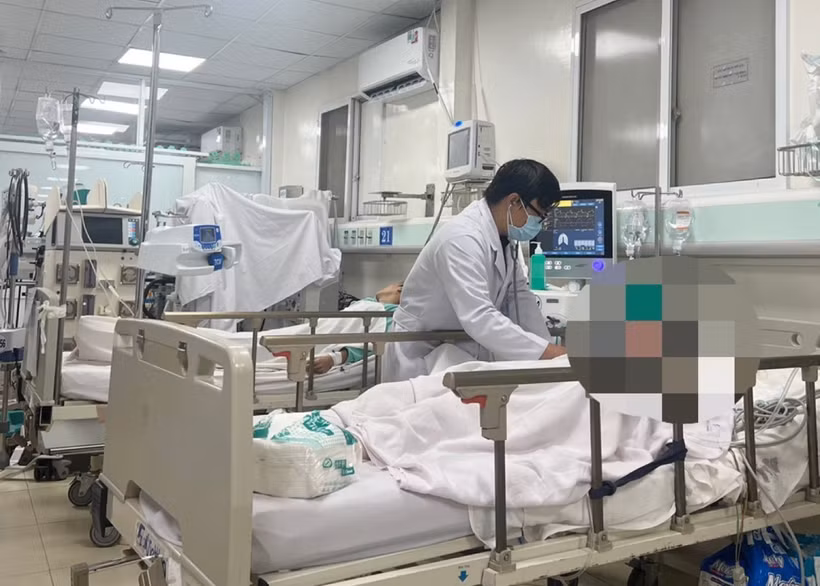 Các bác sĩ Bệnh viện Nhân dân Gia Định cấp cứu cho các trường hợp ngộ độc rượu. Ảnh: TTXVN phát 