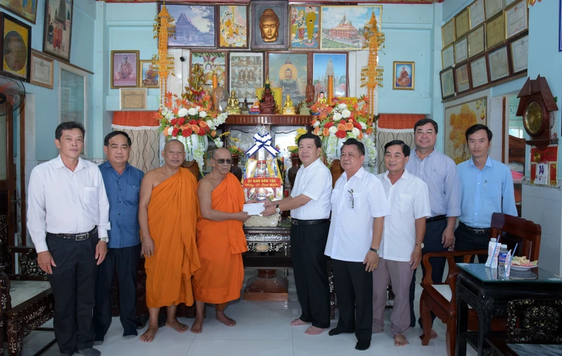 Đoàn công tác Ủy ban Dân tộc tặng quà cho Hội Đoàn kết sư sãi yêu nước tỉnh Bạc Liêu nhân dịp lễ Sen Đôn-ta 2022.Ảnh: Chanh Đa-TTXVN
