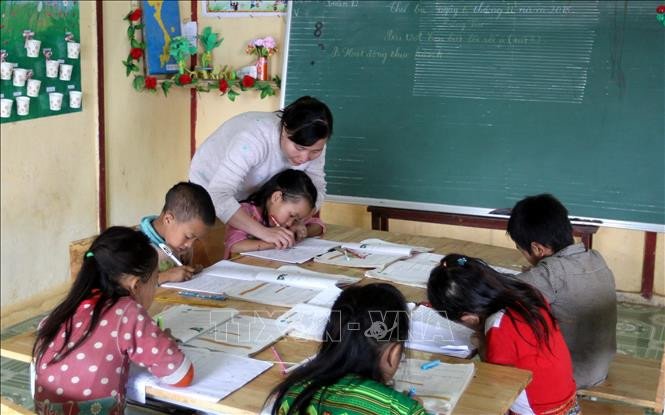 Giờ học của học sinh ghép lớp 2 và 3 tại điểm trường Séo Trung Hồ Mông, xã Bản Hồ (Sa Pa). Ảnh: Quốc Khánh -TTXVN