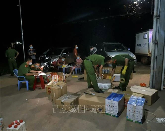 Lực lượng công an phát hiện, bắt giữ các loại sản phẩm thuốc bảo vệ thực vật bị cấm sử dụng. Ảnh: TTXVN phát