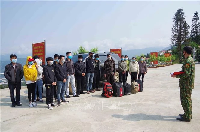 Bộ đội Biên phòng tỉnh Lai Châu tuyên truyền tới các trường hợp có ý định xuất cảnh trái phép sang Trung Quốc quay về địa phương. Ảnh: TTXVN phát 