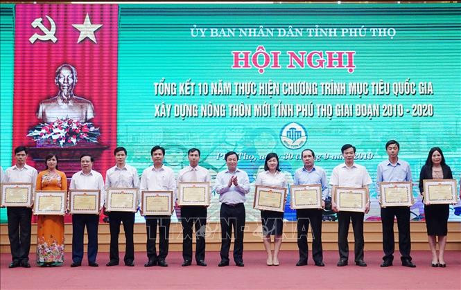Các tập thể, cá nhân có thành tích xuất sắc trong phong trào xây dựng nông thôn mới được nhận Bằng khen của Chủ tịch UBND tỉnh Phú Thọ. Ảnh: Trung Kiên – TTXVN.