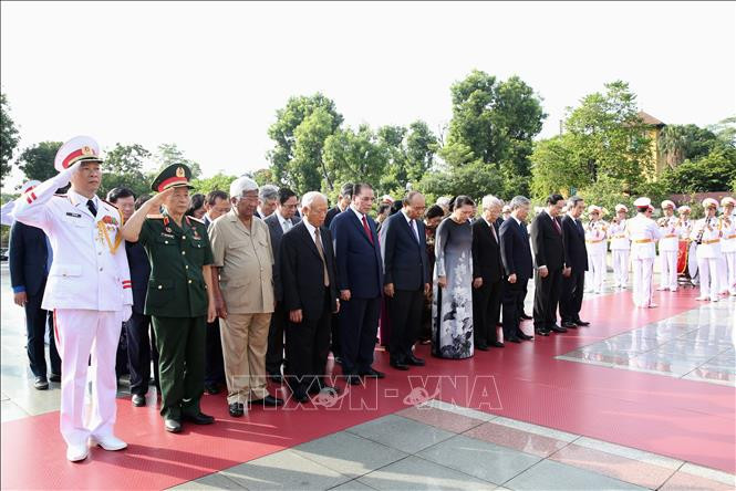 Đoàn đại biểu Lãnh đạo Đảng, Nhà nước đặt vòng hoa tưởng niệm các Anh hùng liệt sĩ. Ảnh: Dương Giang-TTXVN