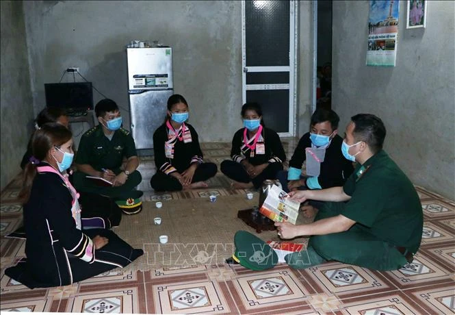 Lực lượng biên phòng Lai Châu đa dạng các hình thức tuyên truyền bầu cử. Ảnh: Nguyễn Oanh-TTXVN