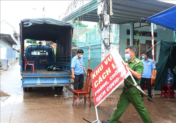 Lực lượng chức năng tháo gỡ dụng cụ phong tỏa. Ảnh: Tuấn Anh – TTXVN