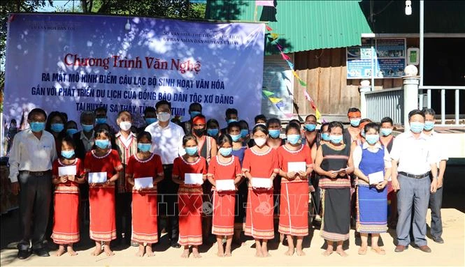 Các nghệ nhân và học viên tại mô hình điểm Câu lạc bộ sinh hoạt văn hóa gắn với phát triển du lịch của đồng bào dân tộc thiểu số Xê Đăng tại huyện Sa Thầy, tỉnh Kon Tum. Ảnh: TTXVN phát 