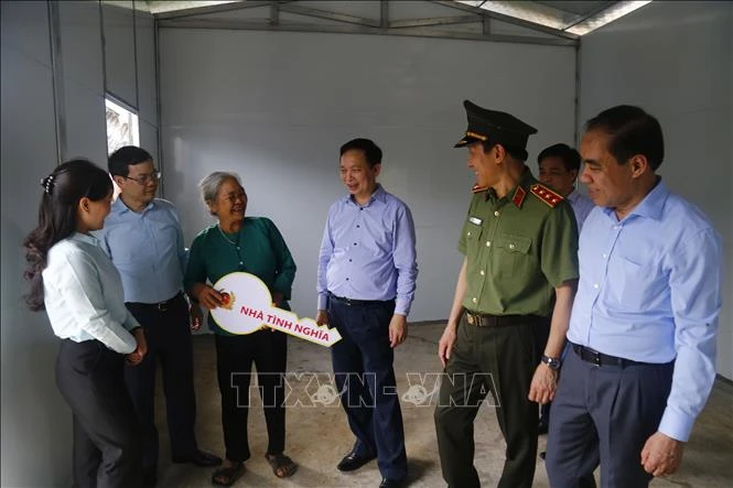 Trao tặng nhà cho hộ gia đình ông Ma Văn Sang tại thôn Yên Thượng, xã Trung Yên (huyện Sơn Dương, Tuyên Quang). Ảnh: Nam Sương - TTXVN