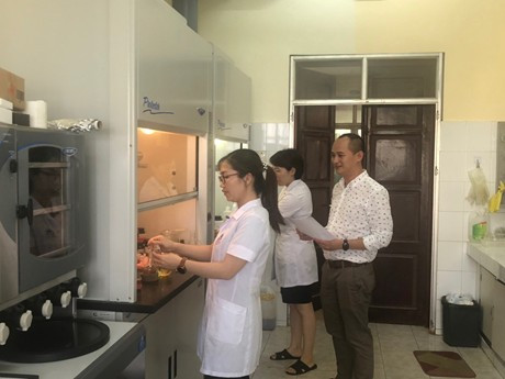 Các nhà khoa học Viện Hóa học nghiên cứu tổng hợp thuốc Favipiravir. Ảnh: vast.gov.vn