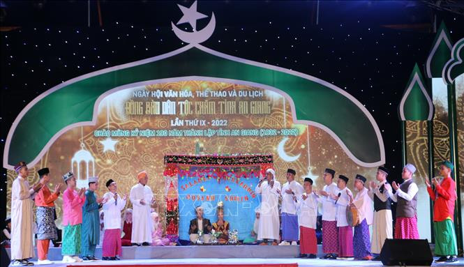 Tiết mục phục dựng đám cưới truyền thống của người Chăm An Giang do đoàn nghệ thuật xóm Chăm đến từ xã Quốc Thái, huyện An Phú trình diễn. Ảnh: Công Mạo-TTXVN