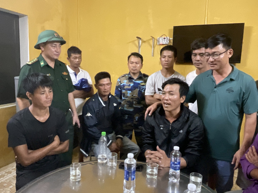 Sức khỏe cả 9 ngư dân đều ổn định sau khi được cứu nạn. Ảnh: TTXVN phát 