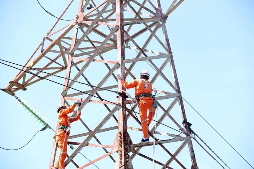 Các thí sinh thi nội dung Quản lý vận hành đường dây 110kV. Ảnh: Huy Hùng - TTXVN 