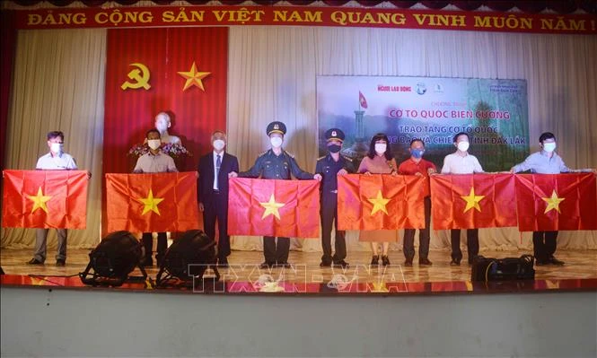 Trao tặng 10.000 lá cờ Tổ quốc cho chiến sĩ và nhân dân vùng biên giới của tỉnh Đắk Lắk. Ảnh: Hoài Thu – TTXVN 