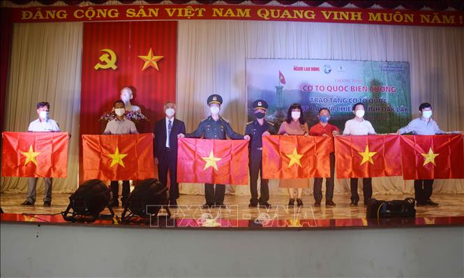Trao tặng 10.000 lá cờ Tổ quốc cho chiến sĩ và nhân dân vùng biên giới của tỉnh Đắk Lắk. Ảnh: Hoài Thu – TTXVN 