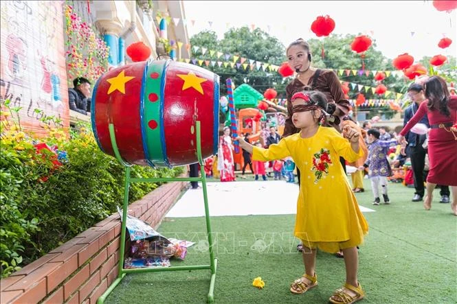 Chơi các trò chơi dân gian, gói bánh chưng… là những hoạt động được các trường trên địa bàn tỉnh Nghệ An tổ chức. Ảnh: Bích Huệ - TTXVN 