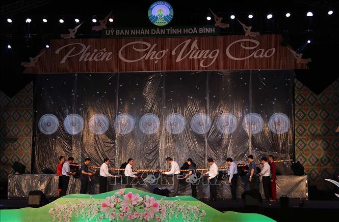 Các đại biểu đánh chiêng khai mạc Hội chợ. Ảnh: Thanh Hải - TTXVN 