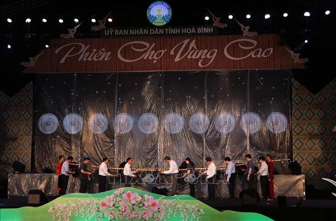 Các đại biểu đánh chiêng khai mạc Hội chợ. Ảnh: Thanh Hải - TTXVN 