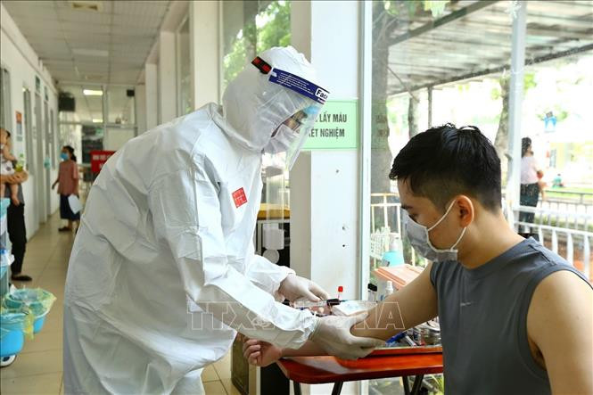 Ca nghi nhiễm COVID-19 được lấy mẫu xét nghiệm sàng lọc tại Bệnh viện Thanh Nhàn. Ảnh: Minh Quyết – TTXVN